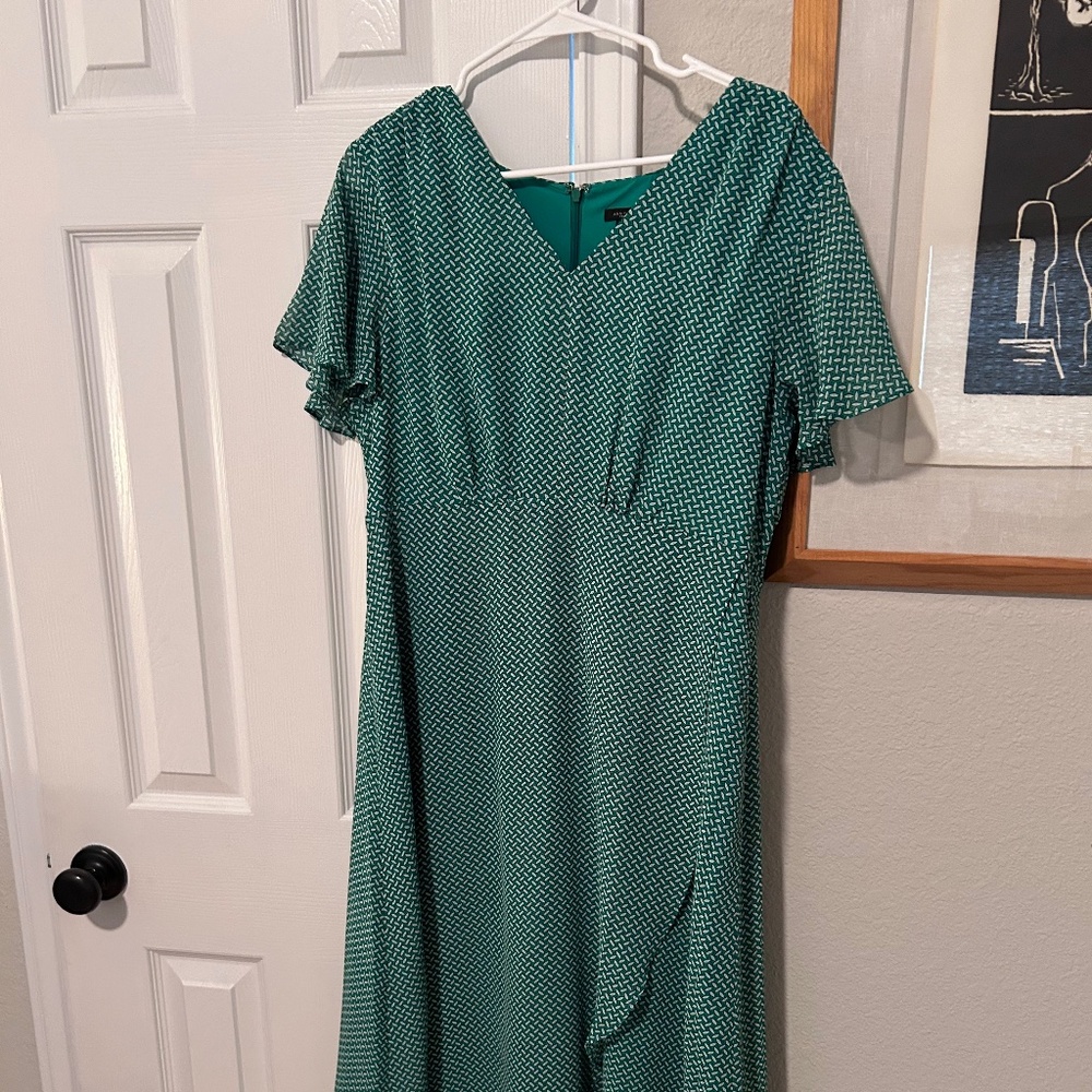 Ann Taylor mid-length dress, green and white pattern, short sleeve, size 14